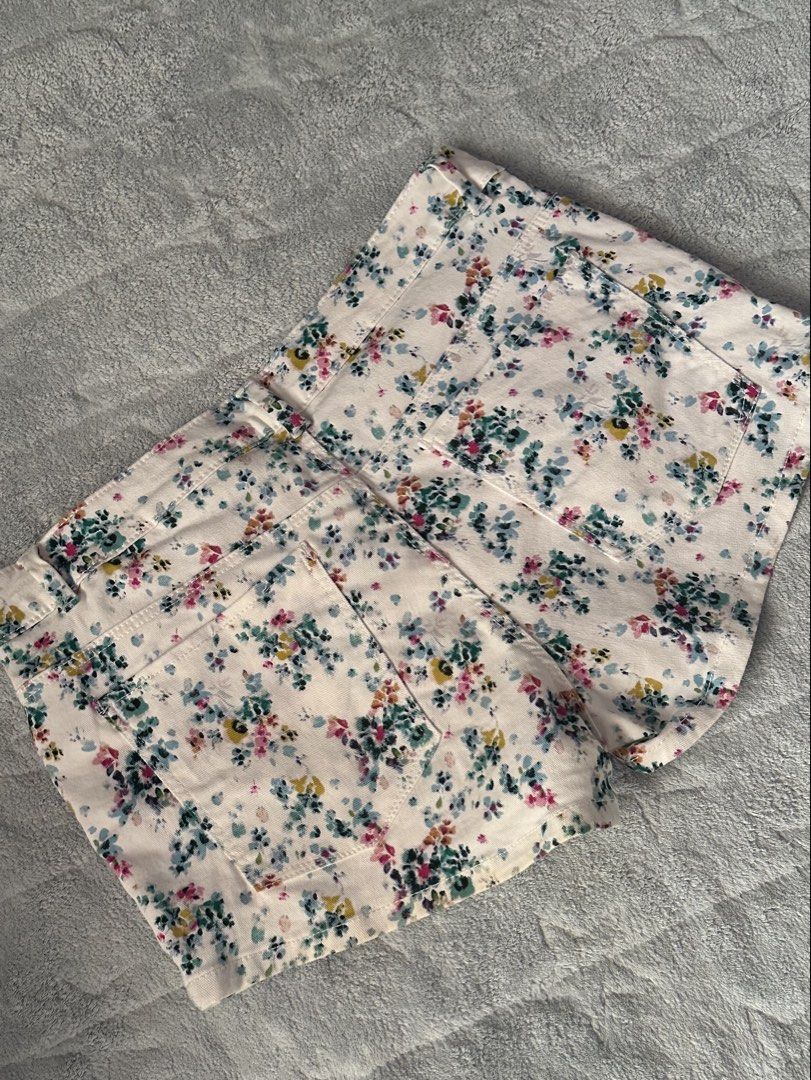 h&m floral short (Category: Shorts) located in Binan City. Submitted by mysticbows (Listing ID 1467383216, Image 3). Description: perfect fit for medium girlies only worn once <3.