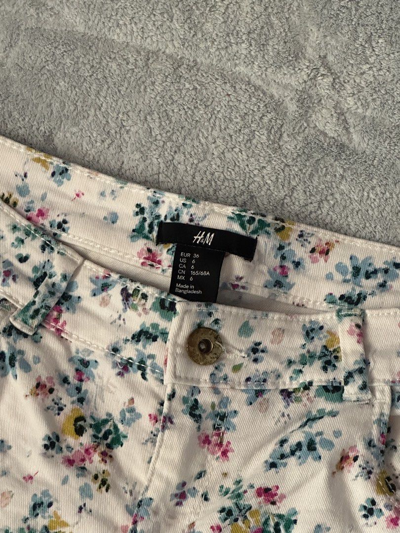h&m floral short (Category: Shorts) located in Binan City. Submitted by mysticbows (Listing ID 1467383216, Image 2). Description: perfect fit for medium girlies only worn once <3.
