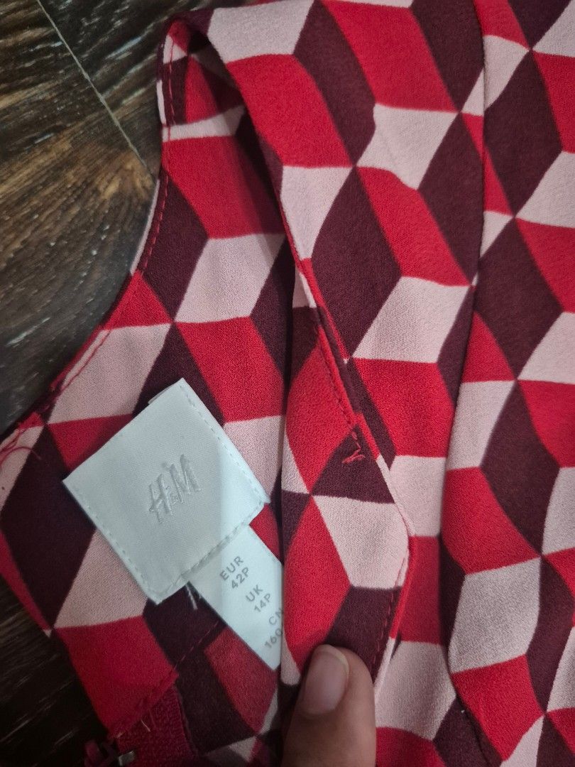 H&M Red Dress (Category: Dresses) located in Santa Cruz. Submitted by deenem (Listing ID 1467368114, Image 3). Description: Like New😍👌 No flaws👌 Can fit L Asian (Measurements laid flat in inches) Bust:19 Waist: 16.5 Armhole:8.5 Lenght: 34.