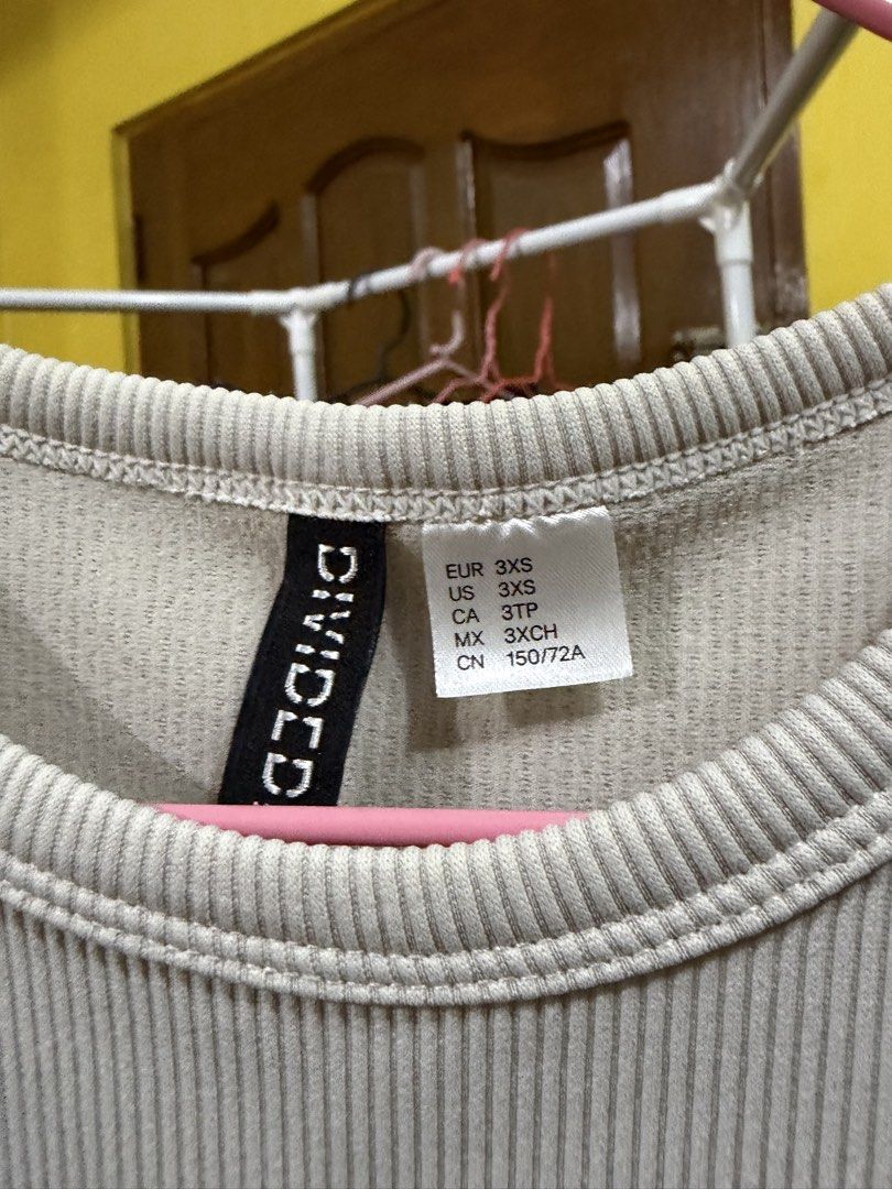 H&M Ribbed Crop Tank Top Beige (Category: Sleeveless) located in Calamba. Submitted by handpickedbynetty (Listing ID 1467385459, Image 2). Description: - Brand: Divided by H&M - Color: Neutral beige - Style: Ribbed crop tank top, round neckline, sleeveless, fitted cut - Size: 3XS (best for petite frames) - Material: Super stretchy knit fabric - Condition: Clean, well-maintained, and ready to wear.