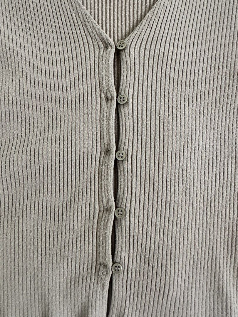 H&M Ribbed Knit Collared Cardigan Size S (Category: Longsleeves) located in Cagayan de Oro. Submitted by thelastzipper (Listing ID 1467438214, Image 3). Description: - Brand: H&M - Item: Ribbed knit cardigan - Color: Taupe - Size: Small (S) - Details: V-neckline, pointed collar, front button closure, long sleeves - Material: Soft and stretchy knit - Condition: Excellent basic piece, perfect for layering GCASH PAYMENT ONLY SHIPPING VIA J&T FROM CD