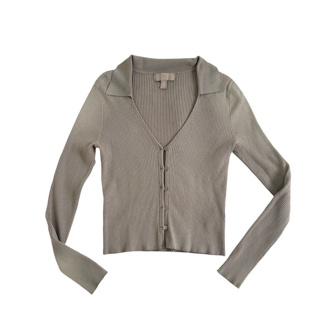 H&M Ribbed Knit Collared Cardigan Size S (Category: Longsleeves) located in Cagayan de Oro. Submitted by thelastzipper (Listing ID 1467438214, Image 1). Description: - Brand: H&M - Item: Ribbed knit cardigan - Color: Taupe - Size: Small (S) - Details: V-neckline, pointed collar, front button closure, long sleeves - Material: Soft and stretchy knit - Condition: Excellent basic piece, perfect for layering GCASH PAYMENT ONLY SHIPPING VIA J&T FROM CD