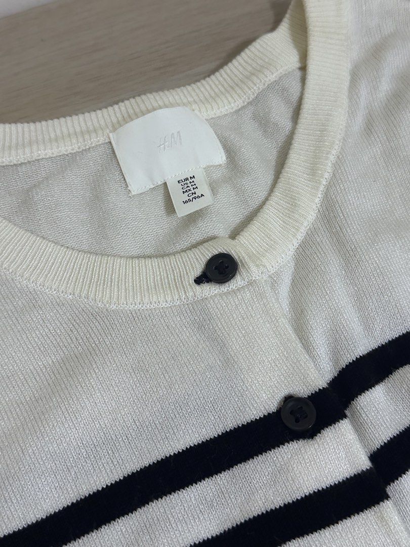 H&M striped cardigan (Category: Coats, Jackets and Outerwear) located in Valenzuela. Submitted by sseousinnn (Listing ID 1467466337, Image 2). Description: .