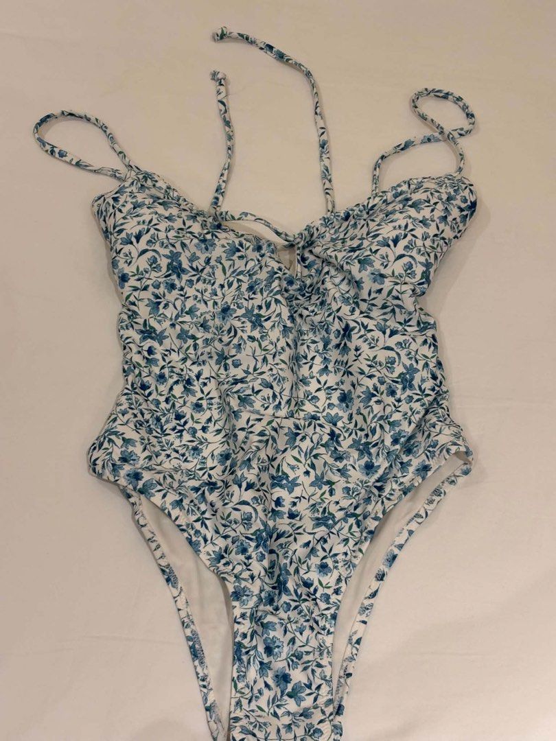 H&M swimsuit (Category: Bikinis & Swimsuits) located in Cavite. Submitted by ai__chang (Listing ID 1467452628, Image 1). Description: - Condition: Brand new with original tags (Never worn) - Size: XS - Design: Blue and white floral print one-piece - Details: Halter neck style with adjustable tie straps and trendy back cutouts - Cups: Includes removable padding for comfort and support.