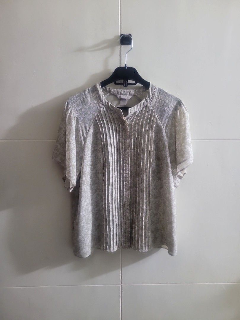 H&M Tiny Floral Top (Category: Blouses) located in Los Banos. Submitted by lopecruz (Listing ID 1467486848, Image 1). Description: armpit : 20" length : 23" like new, no flaws S-M.