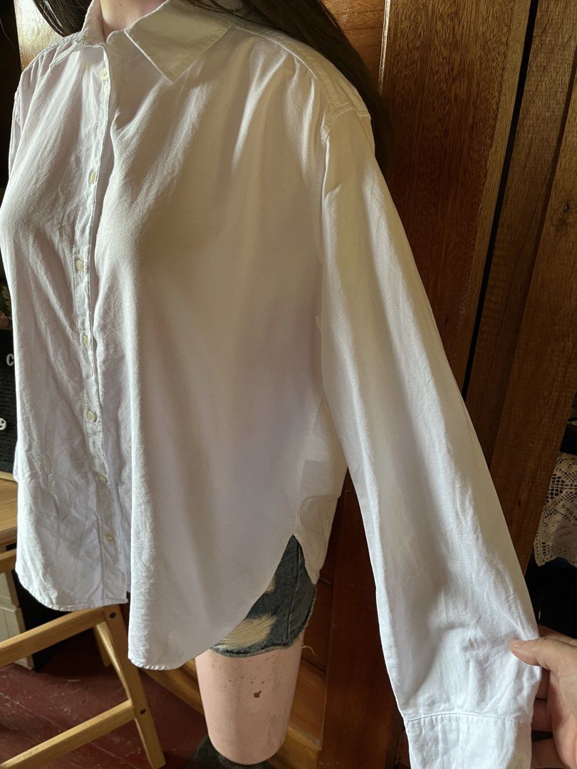 H&M White Button-Up Long Sleeve Shirt (Category: Longsleeves) located in Tandag. Submitted by maryarlale42144 (Listing ID 1467367705, Image 2). Description: LIKE NEW LARGE.