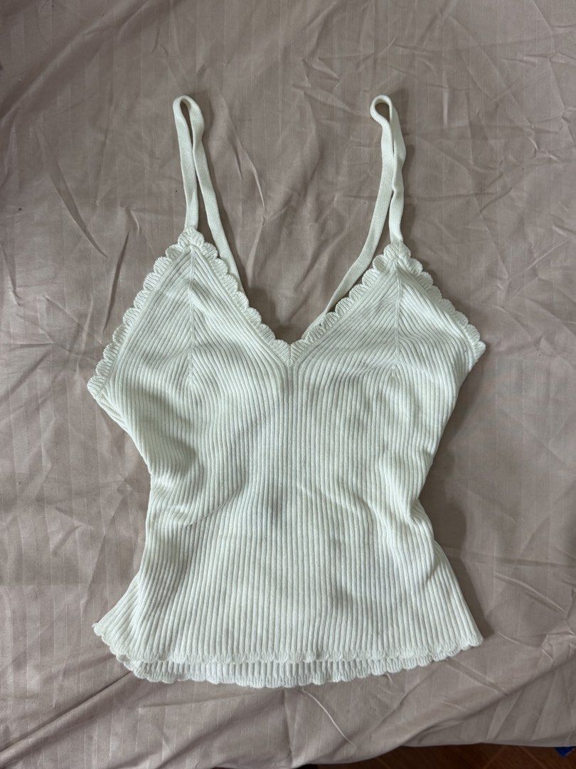 H&M white top (Category: Sleeveless) located in Quezon City. Submitted by gem_210 (Listing ID 1467407656, Image 1). Description: > DM for more pictures > Can fit xs - s.