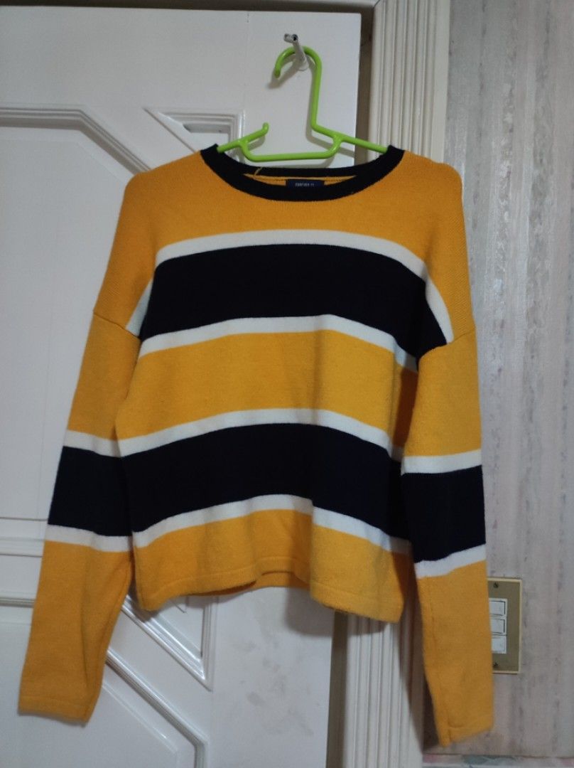 H&M Yellow Sweatshirt (Category: Longsleeves) located in Bocaue. Submitted by jessdcluters (Listing ID 1467496523, Image 1). Description: .