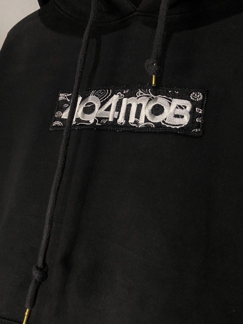 HODIE JACKET (Category: Hoodies) located in Jaen. Submitted by oshimamark58418 (Listing ID 1467455616, Image 3). Description: - Brand: 404MOB - Color: Black - Size: XL (Tagged L, manual measurement 24x28 inches) - Condition: 7/10 pre-owned, well-maintained - Features: Eye-catching white embroidered box logo with bandana/paisley pattern, adjustable drawstring hood, and front kangaroo pocket - Perfect for daily streetwear and casual wear.