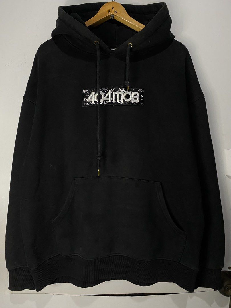 HODIE JACKET (Category: Hoodies) located in Jaen. Submitted by oshimamark58418 (Listing ID 1467455616, Image 1). Description: - Brand: 404MOB - Color: Black - Size: XL (Tagged L, manual measurement 24x28 inches) - Condition: 7/10 pre-owned, well-maintained - Features: Eye-catching white embroidered box logo with bandana/paisley pattern, adjustable drawstring hood, and front kangaroo pocket - Perfect for daily streetwear and casual wear.