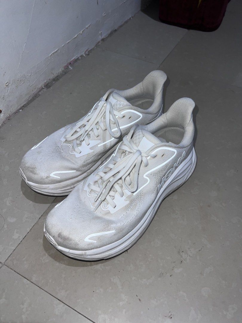 Hoka Bondi 9 (Category: Sneakers) located in Manila. Submitted by ptlnezz (Listing ID 1467415651, Image 1). Description: Authentic Hoka Bondi 9 from AUS Good for running & training Only used thrice SIZE: US 9.5 / EU 42.5 Price: 9k(Negotiable) Original price: 12k Rfs: Dili na magamit & Change Hobby Pm / Comment if interested .