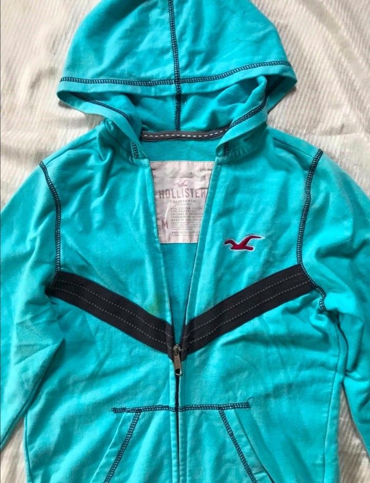 HOLLISTER (Category: Coats, Jackets and Outerwear) located in Manila. Submitted by tiffy_thrift (Listing ID 1467377558, Image 2). Description: .