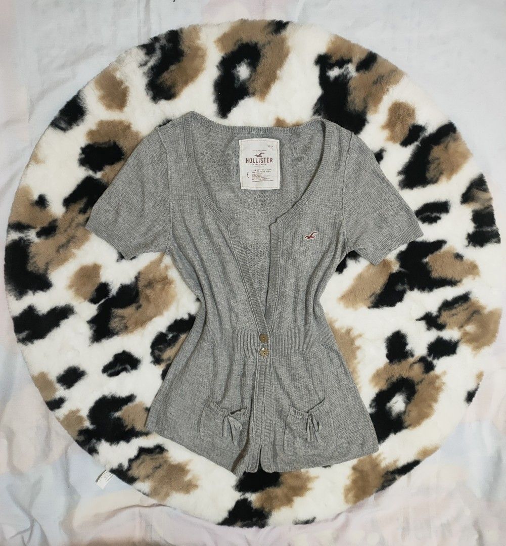 Hollister (Category: Blouses) located in Naga. Submitted by hikarifinds05 (Listing ID 1467405256, Image 1). Description: mine: 250 grab: 300 lock: 350.