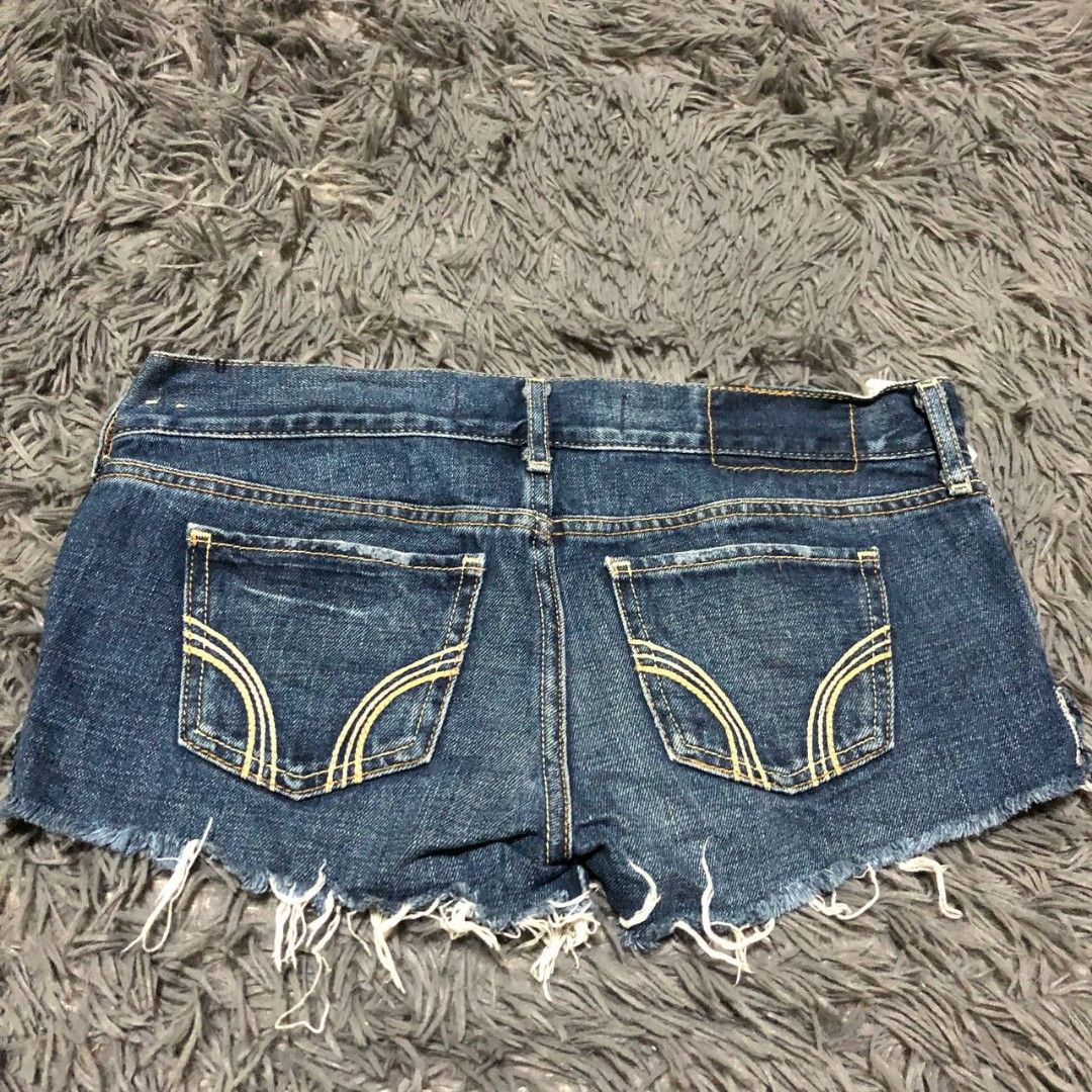 Hollister Shorts (Category: Shorts) located in Camiling. Submitted by thriftscape2024 (Listing ID 1467552787, Image 3). Description: Excellent Condition Color rate: 9/10 Issue: ❌❌❌ W: 30 L: 9 Thigh: 9 Leg Opening: 8.