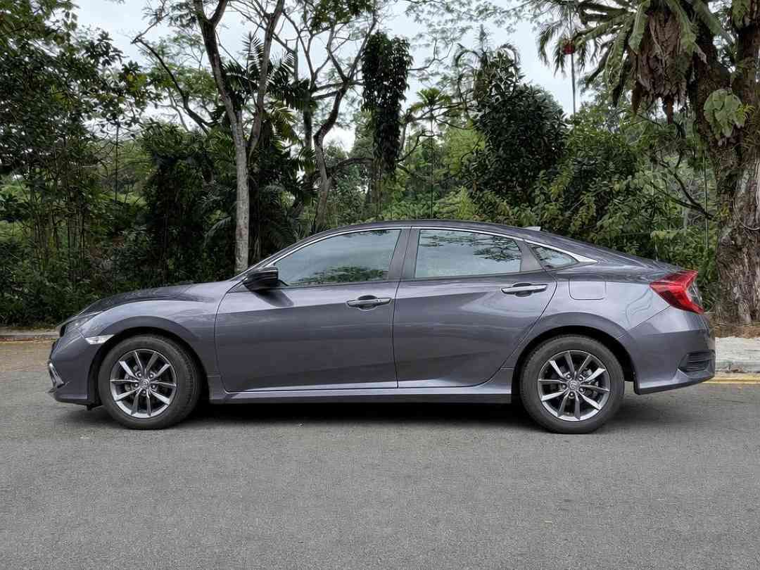 Honda Civic 1.6 i-VTEC (A) (Category: Used Cars) located in Singapore. Submitted by carousell_certified_partners (Listing ID 1467532789, Image 3). Description: Low mileage, just done servicing at agent. stylish and reliable Honda Civic 1.6a vti finished in sleek black exterior. Smooth driving experience paired with excellent fuel efficiency makes it a perfect daily drive. Well maintained unit with clean interior and sporty styling. Reliable Japan