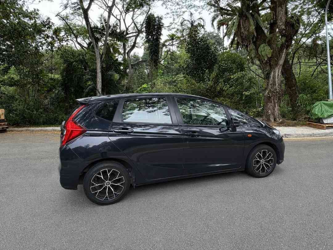 Honda Fit Hybrid 1.5 [2017 FL] (A) (Category: Used Cars) located in Singapore. Submitted by carousell_certified_partners (Listing ID 1467532864, Image 3). Description: Lowest price in the market! No gimmick, available for immediate viewing and driveaway. NOT consignment unit. Superb fuel efficient over 20km/l. Compact and sporty looking hatchback. Highly flexible seat arrangement. Huge boot space despite its look. Contact us to view today! Featur