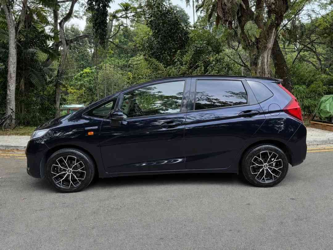 Honda Fit Hybrid 1.5 [2017 FL] (A) (Category: Used Cars) located in Singapore. Submitted by carousell_certified_partners (Listing ID 1467532864, Image 2). Description: Lowest price in the market! No gimmick, available for immediate viewing and driveaway. NOT consignment unit. Superb fuel efficient over 20km/l. Compact and sporty looking hatchback. Highly flexible seat arrangement. Huge boot space despite its look. Contact us to view today! Featur