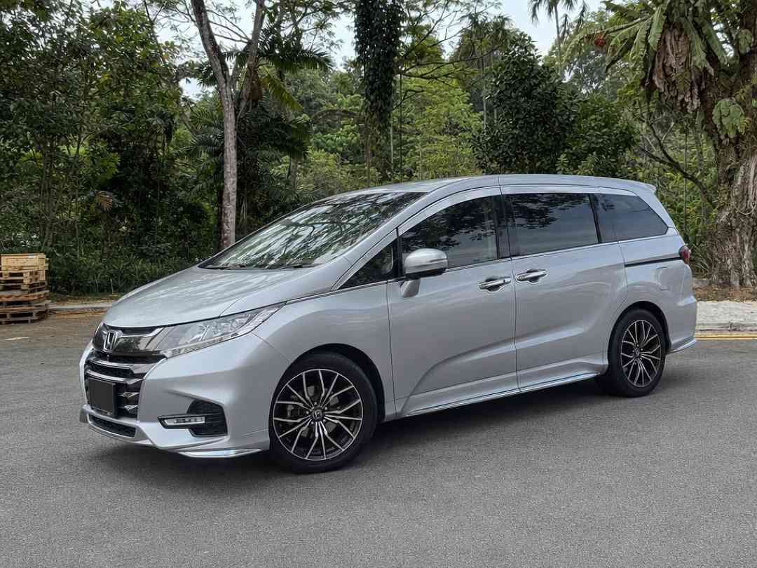 Honda Odyssey 2.4 EXV-S NAVI [MY15] (A) (Category: Used Cars) located in Singapore. Submitted by carousell_certified_partners (Listing ID 1467533101, Image 2). Description: Agent unit, will offer a free servicing with kah motor! Superb condition! Honda most popular full sized 7-seaters family MPV equipped with twin auto powered sliding doors. Extremely well maintained and habitually serviced! Premium looking Silver paint. Definitely no repairs ne