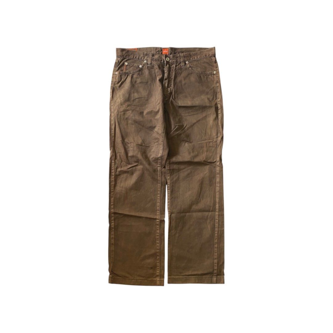 Hugo Boss Choco Brown Jeans (Category: Jeans) located in Manila. Submitted by finofindthisart (Listing ID 1467407600, Image 1). Description: Length 42 Waist 32 Hem 9 Measured it by inches P850 Issue: N/A This is a pre-loved/thrifted items and may show minor signs of issue due to its vintage nature. Kindly manage expectations. No refunds or exchanges will be accepted. 📍Pasay City DM for inquiries..
