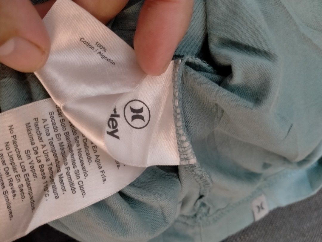Hurley (Category: Tshirts & Polo Shirts ) located in Daraga. Submitted by arkhoholic (Listing ID 1467432730, Image 3). Description: as new condition large 22x29.