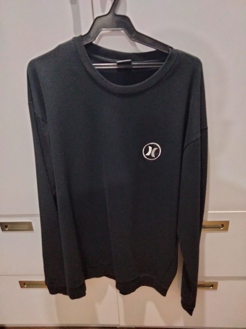 Hurley Black Long Sleeve Sweatshirt Size L (Category: Coats, Jackets and Outerwear) located in Manila. Submitted by charliejak79601 (Listing ID 1467448663, Image 1). Description: -❗SECOND HAND HURLEY❗ ❗₱650 ❗ ❗LOC: TAGUIG ❗ ❗GCASH OR CASH ( PAYMENT FIRST )❗ Brand: Hurley - Color: Black - Size: Large - Design: Small chest logo & large.