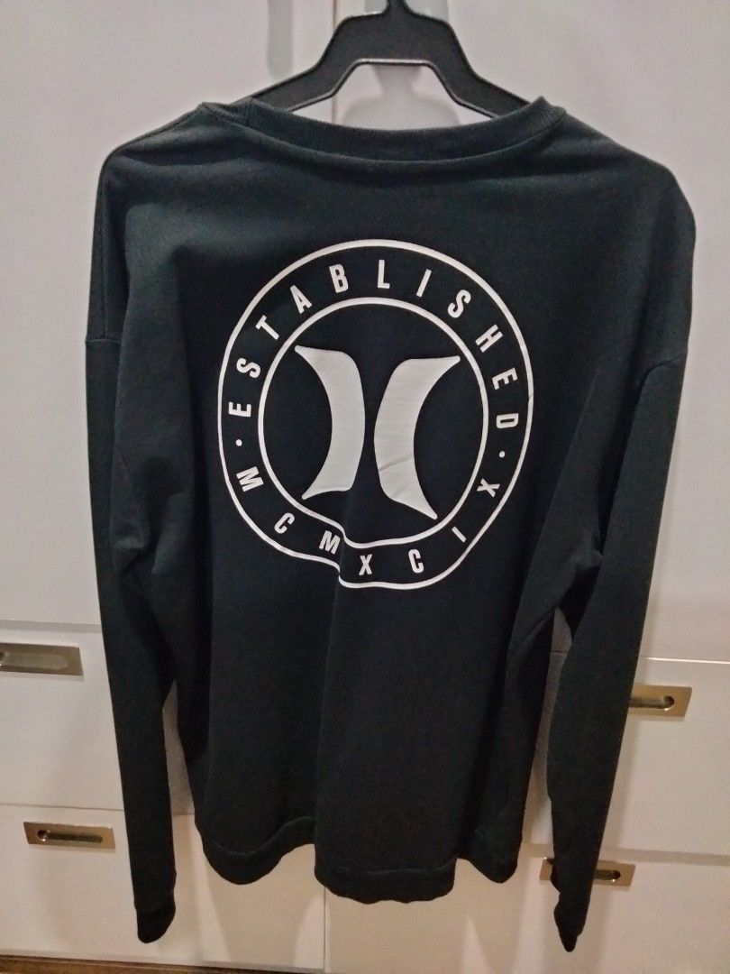Hurley Black Long Sleeve Sweatshirt Size L (Category: Coats, Jackets and Outerwear) located in Manila. Submitted by charliejak79601 (Listing ID 1467448663, Image 2). Description: -❗SECOND HAND HURLEY❗ ❗₱650 ❗ ❗LOC: TAGUIG ❗ ❗GCASH OR CASH ( PAYMENT FIRST )❗ Brand: Hurley - Color: Black - Size: Large - Design: Small chest logo & large.