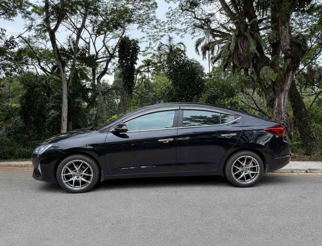 Hyundai Avante 1.6 'S' (A) (Category: Used Cars) located in Singapore. Submitted by carousell_certified_partners (Listing ID 1467534344, Image 2). Description: S model with Keyless, Rear Aircon etc. Upgraded rims, tastefully matches its striking black paintwork. Highly sought after yet rare fierce sporty black. Unit still in excellent condition. As reliable as any of its competing mainstream Japanese sedans. With sportier and sleeker look. Don't 