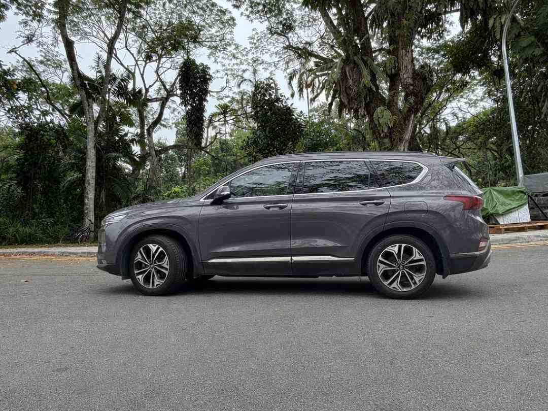 Hyundai Santa Fe 2.4 GLS Sunroof 7-Seater (A) (Category: Used Cars) located in Singapore. Submitted by carousell_certified_partners (Listing ID 1467531376, Image 3). Description: 1 owner only, agent maintained. Reliable and spacious 7-seater SUV, smooth engine and gearbox and perfect family car/long-drive cruiser. Flexible loan solution, trade in welcomed! Contact us today to arrange for a viewing with our sales consultant! Features: Facelift Mod