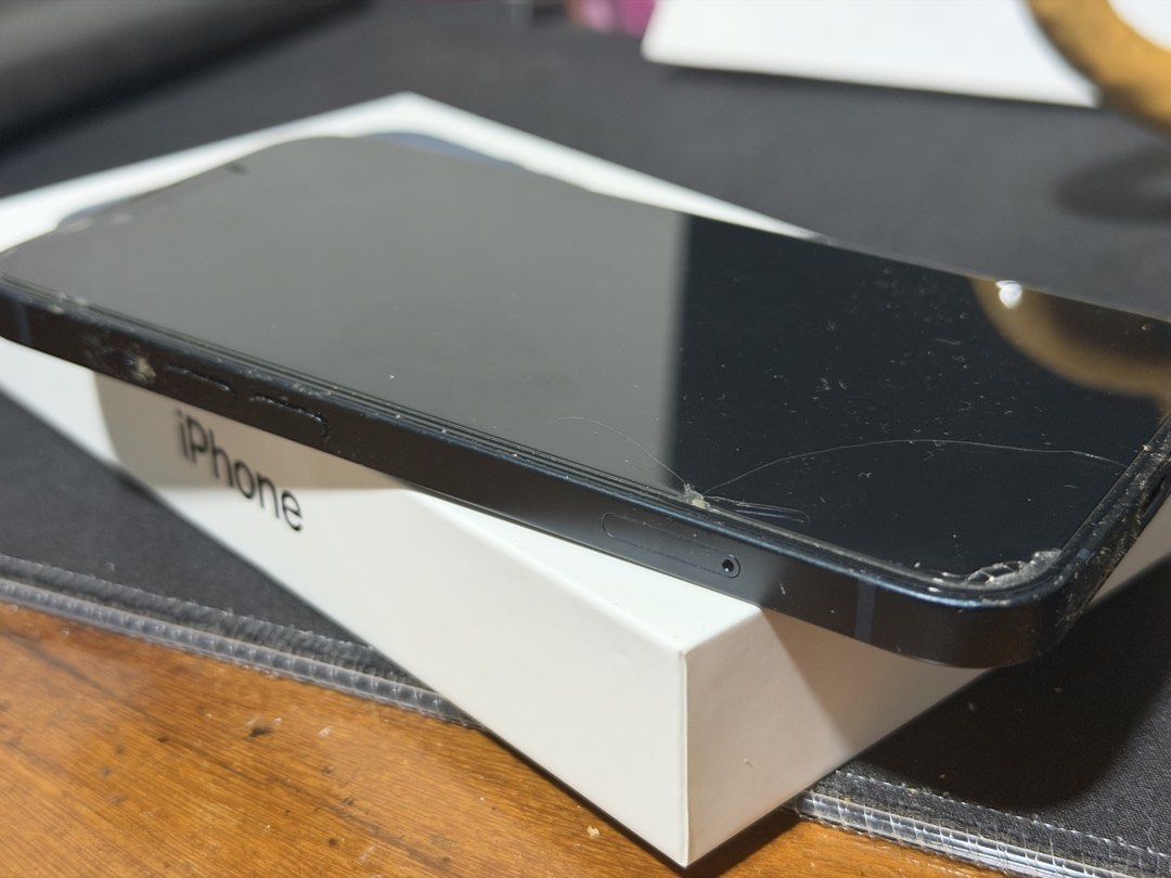 iPhone 13 (Category: iPhone 13 Series) located in Paranaque City. Submitted by epicwater_cf0364 (Listing ID 1467470286, Image 2). Description: iphone 13 Midnight 128gb with clear case with complete cable and box.
