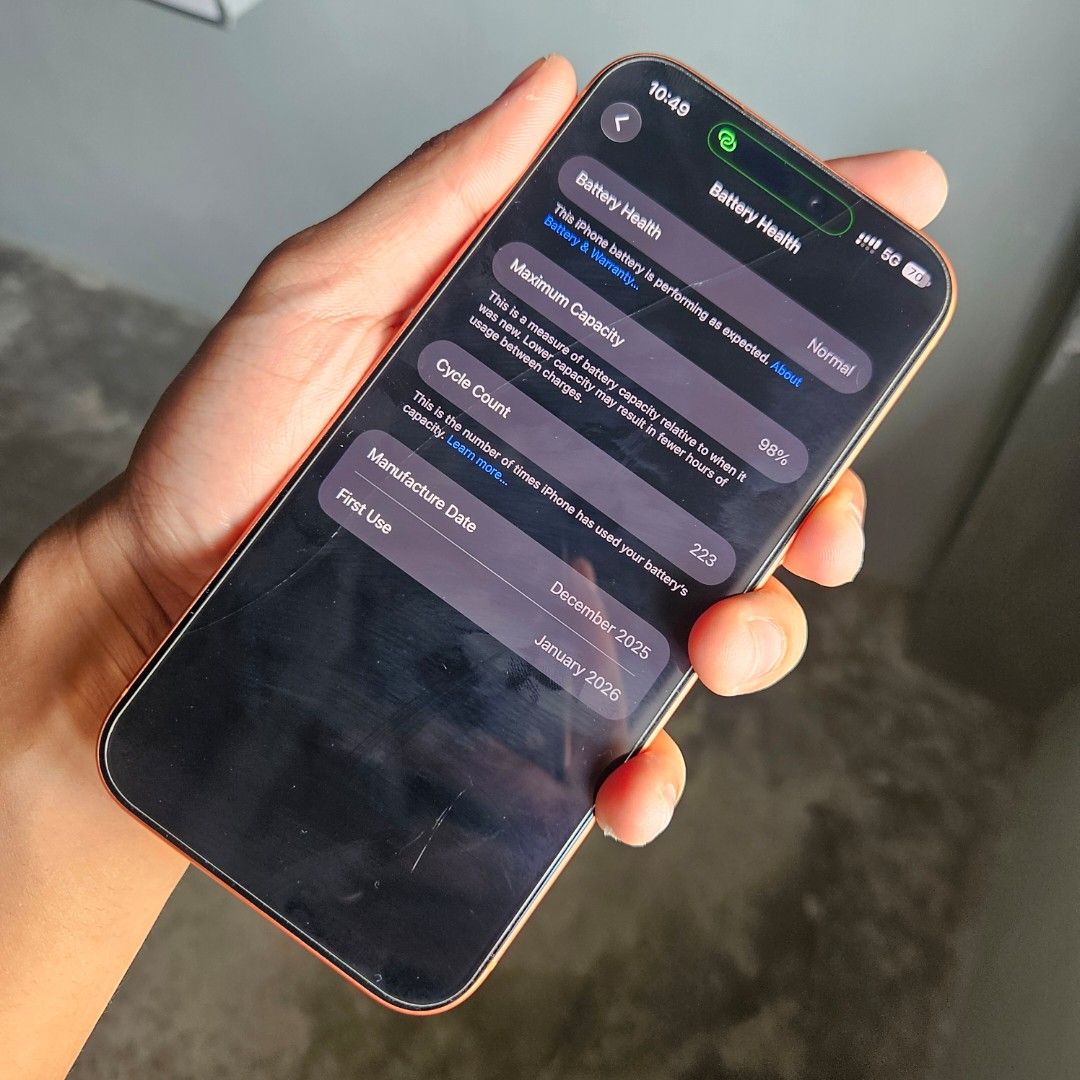 Iphone 17 Pro Max 256gb esim (Category: iPhone 17 Series) located in Quezon City. Submitted by freeforceg91049 (Listing ID 1467380110, Image 3). Description: Iphone 17 Pro Max 256 gb Limited Warranty until 1/31/27 98% batt health esim only issue: dent only sa pic na Available for meetups, COD or COP 📍Bagong silangan, Qc.
