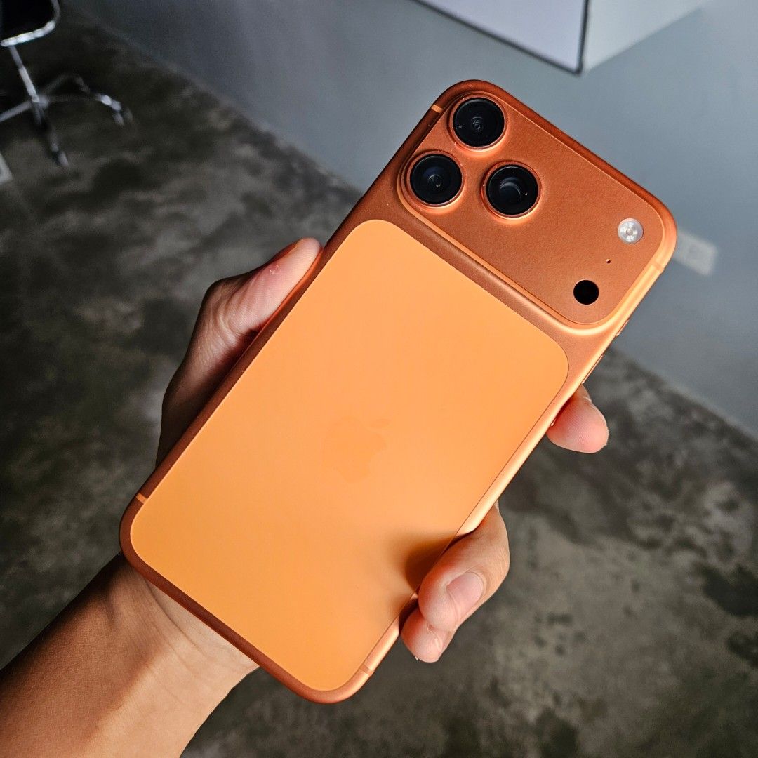 Iphone 17 Pro Max 256gb esim (Category: iPhone 17 Series) located in Quezon City. Submitted by freeforceg91049 (Listing ID 1467380110, Image 1). Description: Iphone 17 Pro Max 256 gb Limited Warranty until 1/31/27 98% batt health esim only issue: dent only sa pic na Available for meetups, COD or COP 📍Bagong silangan, Qc.
