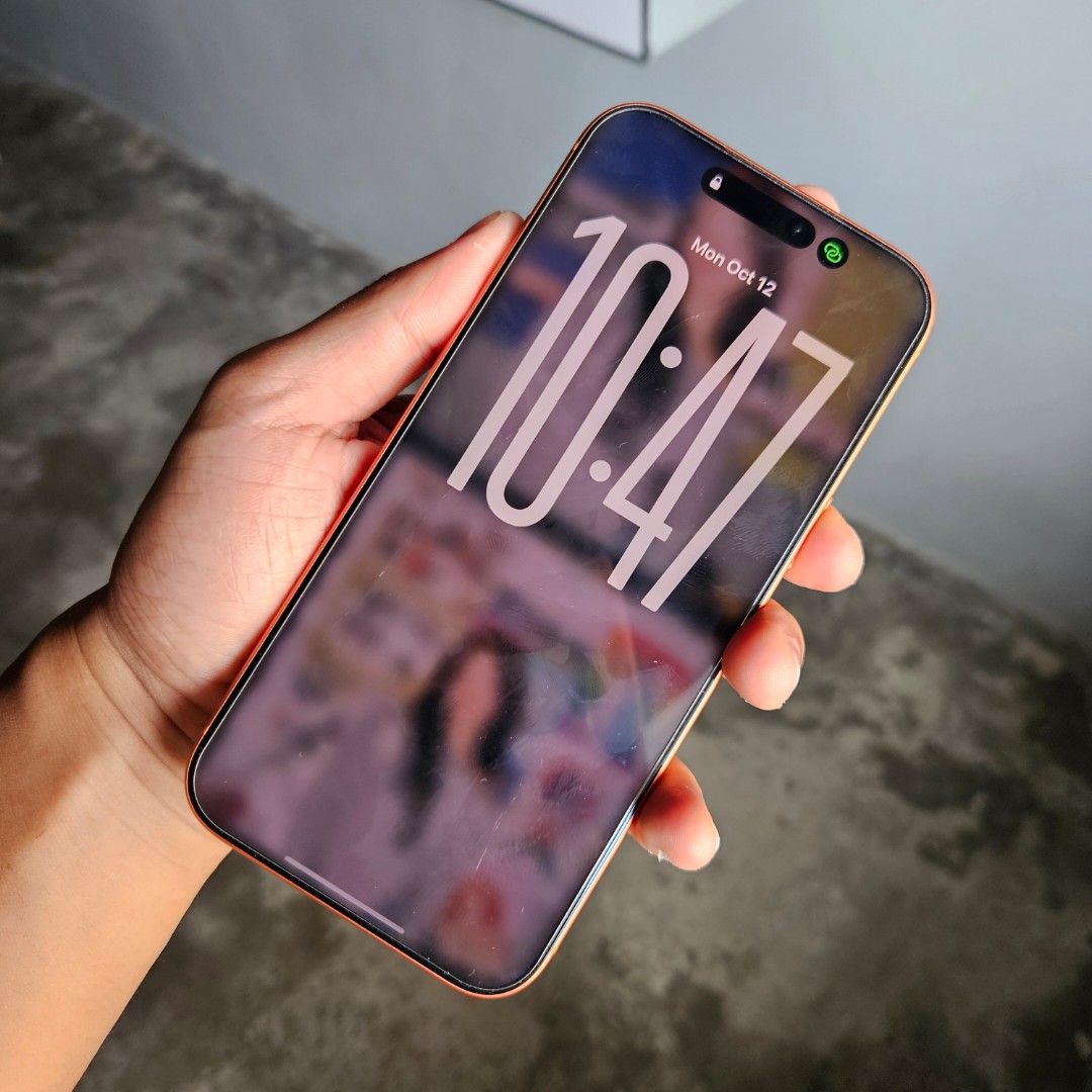 Iphone 17 Pro Max 256gb esim (Category: iPhone 17 Series) located in Quezon City. Submitted by freeforceg91049 (Listing ID 1467380110, Image 2). Description: Iphone 17 Pro Max 256 gb Limited Warranty until 1/31/27 98% batt health esim only issue: dent only sa pic na Available for meetups, COD or COP 📍Bagong silangan, Qc.