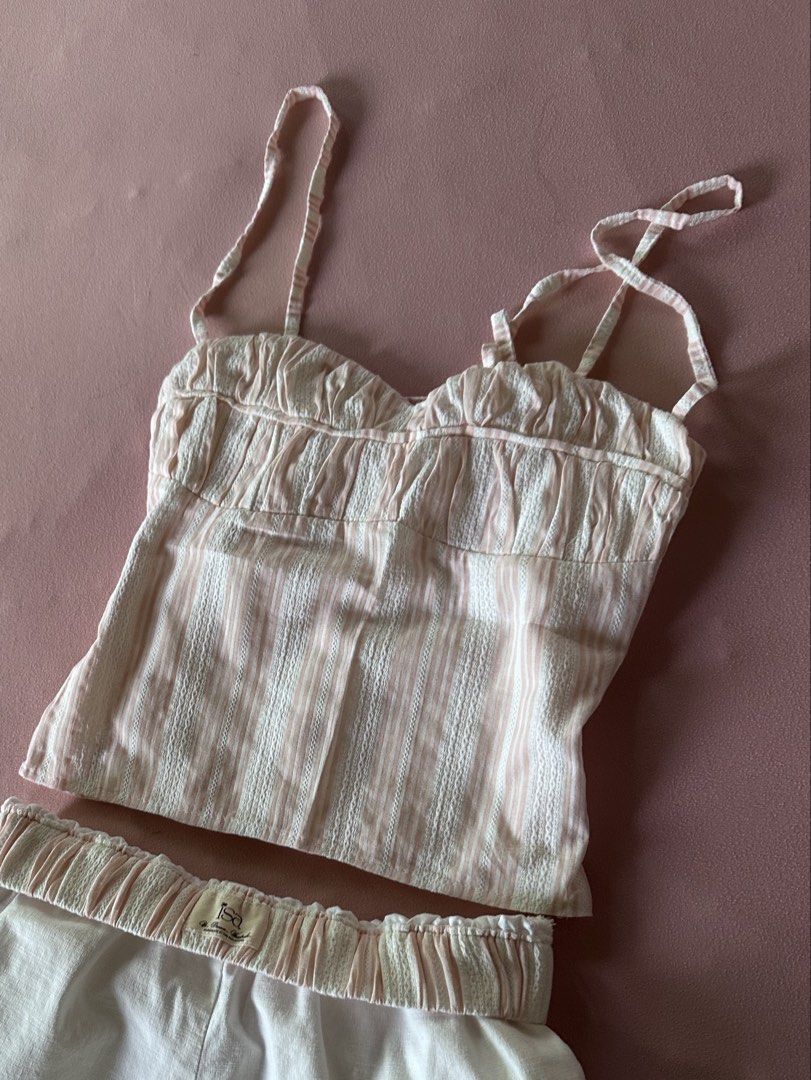 Isa The Label everyday set Top (Category: Sleeveless) located in Dagupan City. Submitted by saoneki (Listing ID 1467472878, Image 1). Description: 🪽 1800 originally 🪽 m-l but best fits on size S 🪽 im an xs but it fits well rfs: want to size down cuz wala ako masyado bust💔 also ft to the same top in xs 🥲🥲 if meron.