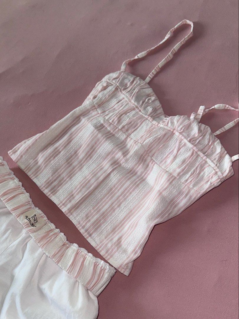 Isa The Label everyday set Top (Category: Sleeveless) located in Dagupan City. Submitted by saoneki (Listing ID 1467472878, Image 2). Description: 🪽 1800 originally 🪽 m-l but best fits on size S 🪽 im an xs but it fits well rfs: want to size down cuz wala ako masyado bust💔 also ft to the same top in xs 🥲🥲 if meron.