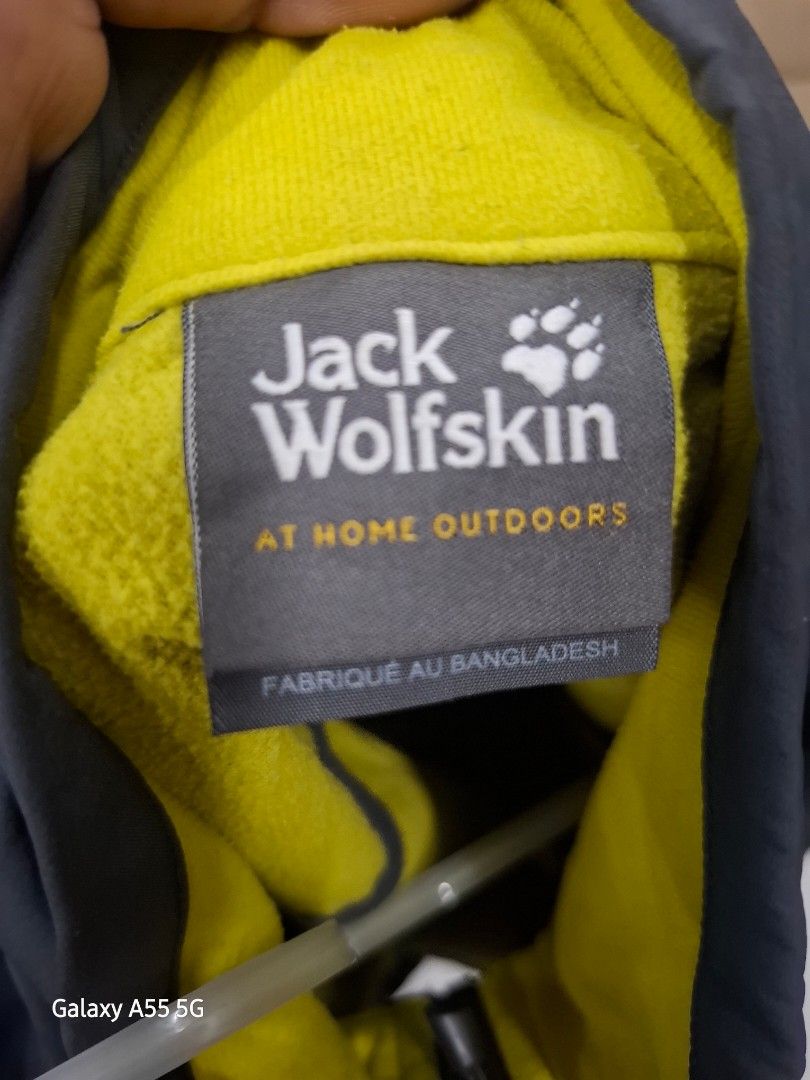 JACK WOLSKIN JACKET (Category: Coats, Jackets and Outerwear) located in Antipolo. Submitted by goldentiger-ac44 (Listing ID 1467428070, Image 3). Description: JACK WOLFSKIN JACKET SIZE SMALL EXCELLENT CONDITION PRICE 1K ANTIPOLO CITY LOCATION.