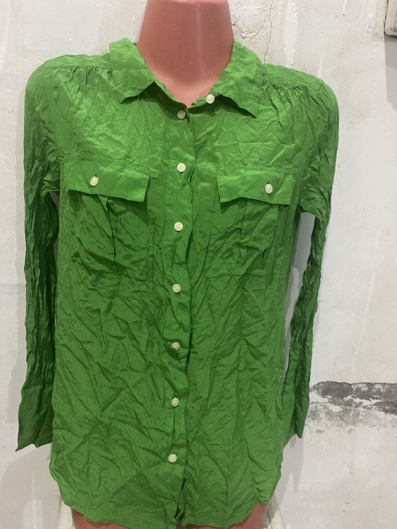 j.crew Factory Silk Green Button-Down Blouse (Category: Blouses) located in Pulupandan. Submitted by pointyspoon (Listing ID 1467466525, Image 1). Description: - Brand: J.Crew Factory - Color: Bright Green - Size: XS - Material: 100% Silk - Condition: Brand new with original store tags attached - Features: Long sleeves, pointed collar, front button closure, two chest pockets.