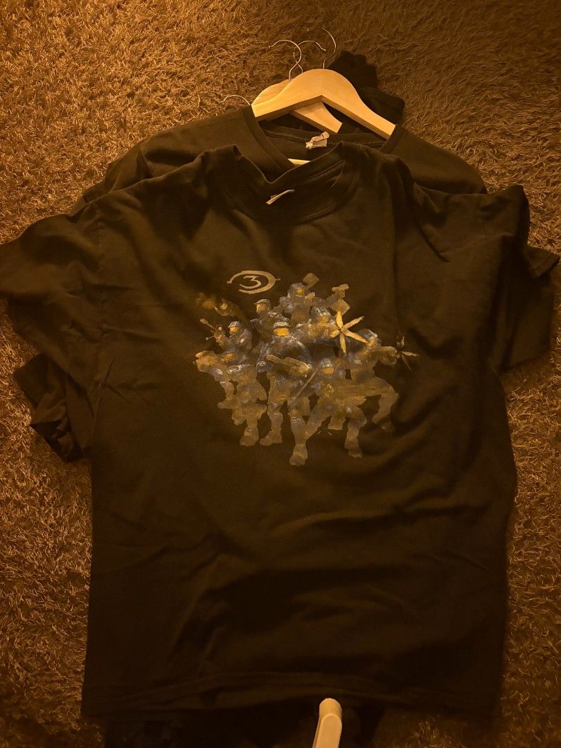 Jerzees Halo 3 Graphic Tee Black XL (Category: Tshirts & Polo Shirts ) located in Aliaga. Submitted by kenneth225 (Listing ID 1467558101, Image 1). Description: - Brand: Jerzees Heavyweight Cotton - Size: XL - Design: Large Halo 3 graphic print with multiple Spartans - Details: Short sleeves, crew neck, thick and sturdy fabric - Condition: Good, from a smoke-free home.