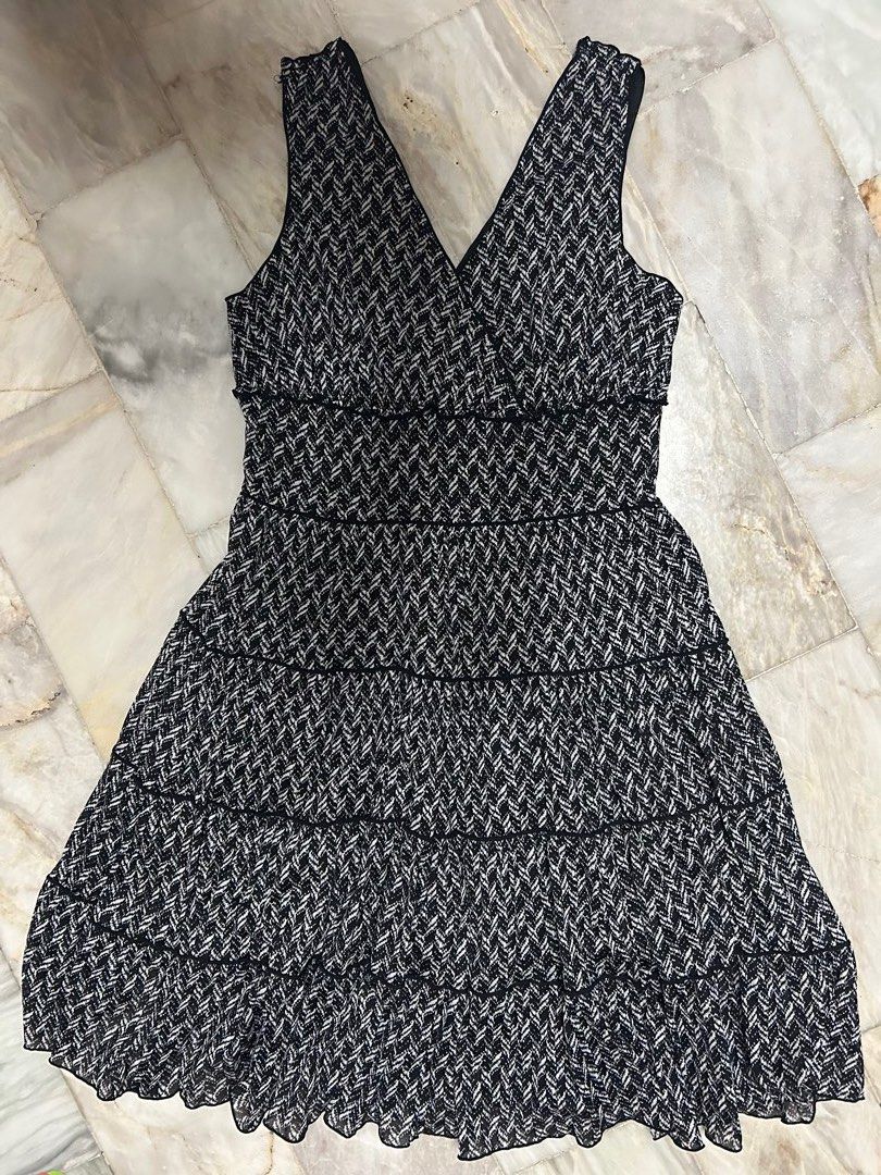 Jessica Howard Sleeveless Dress (Category: Dresses) located in Paranaque City. Submitted by jeanfrommanila (Listing ID 1467528639, Image 1). Description: - Brand/Style: Jessica Howard sleeveless dress, casual/semi formal dress - Design: Deep V-neckline, wide straps, flared skirt with tiered stitching, and ruffled hem - Closure/Lining: with inner lining - Occasion: Ideal for evenings, dates, or special outings - Condition: Great pre-loved conditio