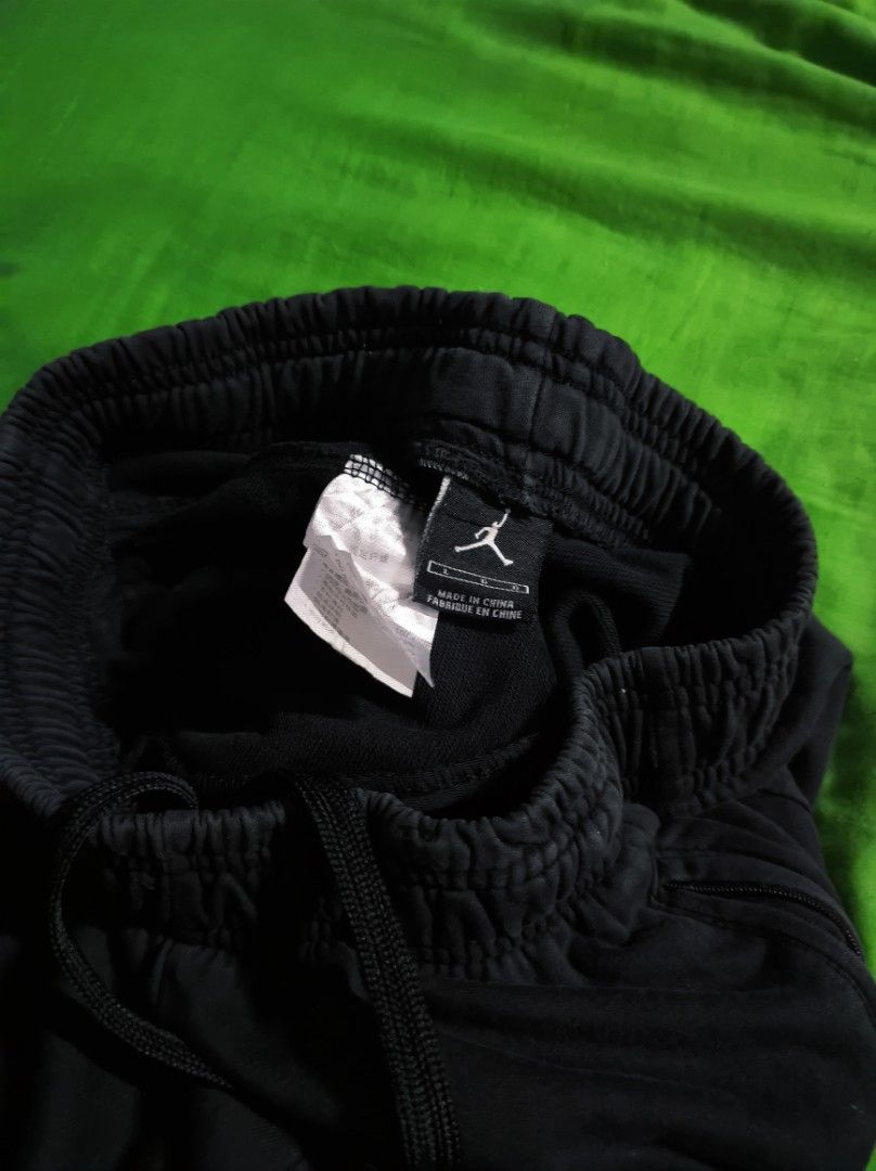 JORDAN BLACK SHORT GOLD LOGO (Category: Shorts) located in Taguig. Submitted by steeze_plug (Listing ID 1467571806, Image 3). Description: EXCELLENT Condition! No any issues! Complete tags (authentic piece) ✅ 9.8/10 color rate (black na black pa!) 🖤 Tight ribbings Heavy cotton Solid neto! 🙌 Dimes: L Free waistline size (adjustable) 20 length 🚛 J&T/FLASH EXPRESS delivery ➤ (Payment must be processed first) 🛵 Can also do Lalamove delivery if ma