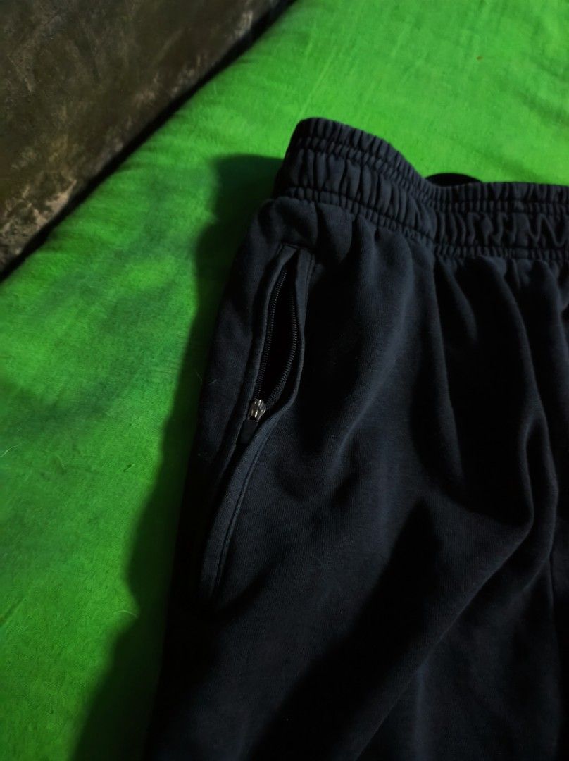 JORDAN BLACK SHORT GOLD LOGO (Category: Shorts) located in Taguig. Submitted by steeze_plug (Listing ID 1467571806, Image 2). Description: EXCELLENT Condition! No any issues! Complete tags (authentic piece) ✅ 9.8/10 color rate (black na black pa!) 🖤 Tight ribbings Heavy cotton Solid neto! 🙌 Dimes: L Free waistline size (adjustable) 20 length 🚛 J&T/FLASH EXPRESS delivery ➤ (Payment must be processed first) 🛵 Can also do Lalamove delivery if ma
