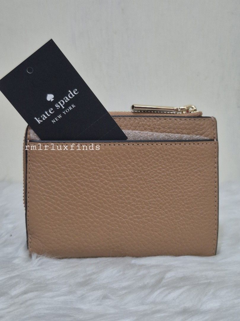 Kate♠️Spade Small Lzip Wallet🇺🇲 (Category: Luxury Bags & Wallets) located in Quezon City. Submitted by rmlrluxfinds (Listing ID 1467423333, Image 3). Description: ** brandnew ** pebbled leather ** measures 3.8"H x 4.92"W ** 2 slip pockets ** 1 bill slot ** 6 interior credit card slots ** lzip coin slot ON HAND and ready to ship ✅️tag ✅️polyplastic Disclaimer: rmlrluxfinds is not associated or afilliated to the brand presented. All copyrifhts re