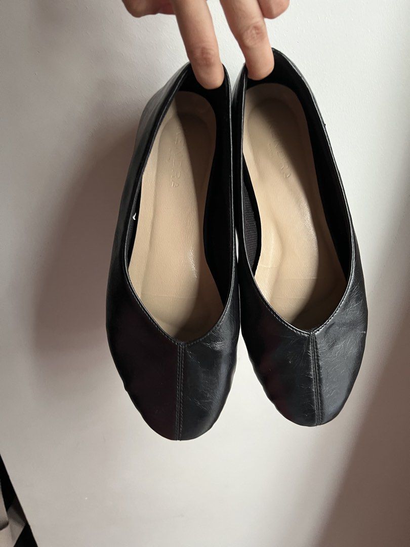 Kendra Manila Black Flats (Category: Flats & Sandals) located in Dasmarinas. Submitted by 365daysofsummer (Listing ID 1467517741, Image 1). Description: Size 8 Im size 38 but this shoe feels like size 39 to me, a bit loose, so i recommend it his to size 39 EU. Good quality, looks stylish. Purchased just last August. Bought a new shoes, not using this anymore. .
