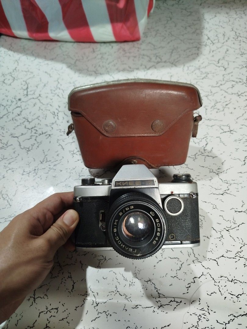 Kiev - 17 vintage camera (Category: Camera Bags & Carriers) located in Mandaluyong City. Submitted by ren2o_cru2 (Listing ID 1467384838, Image 1). Description: vintage kiev-17 camera idk if working.