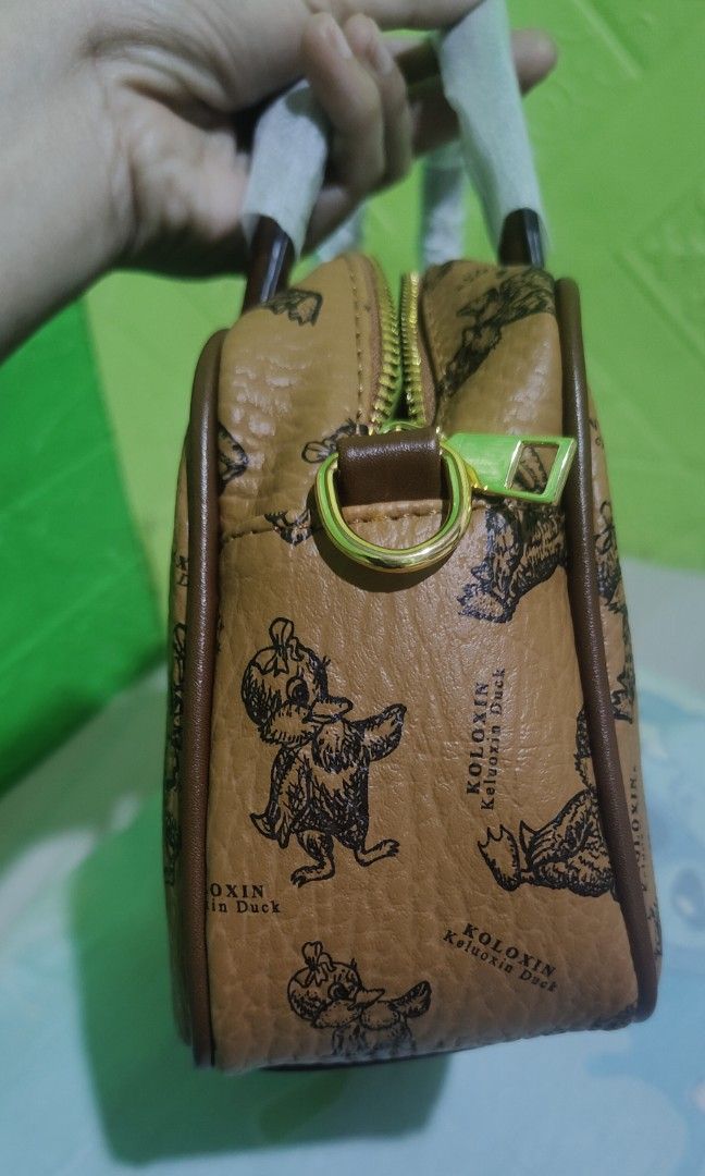 kili bag (Category: Cross-body Bags) located in Las Pinas. Submitted by anne1411 (Listing ID 1467386571, Image 3). Description: koloxin brand, leather material, meduim size kasya cellphone,long wallet,payong. spacious pwde kili bag long handle. makapal pag kakaleather pwde pang regalo..