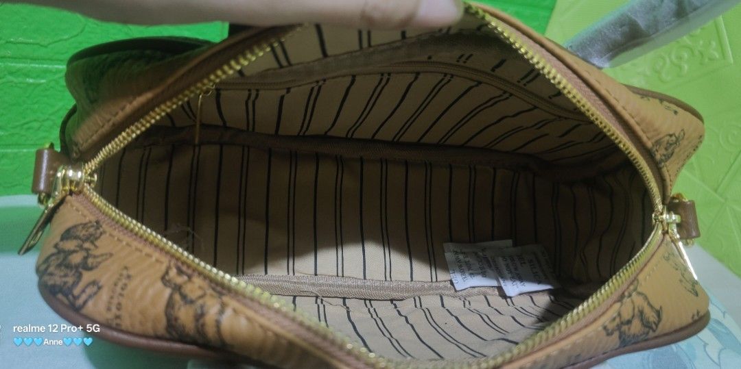 kili bag (Category: Cross-body Bags) located in Las Pinas. Submitted by anne1411 (Listing ID 1467386571, Image 2). Description: koloxin brand, leather material, meduim size kasya cellphone,long wallet,payong. spacious pwde kili bag long handle. makapal pag kakaleather pwde pang regalo..