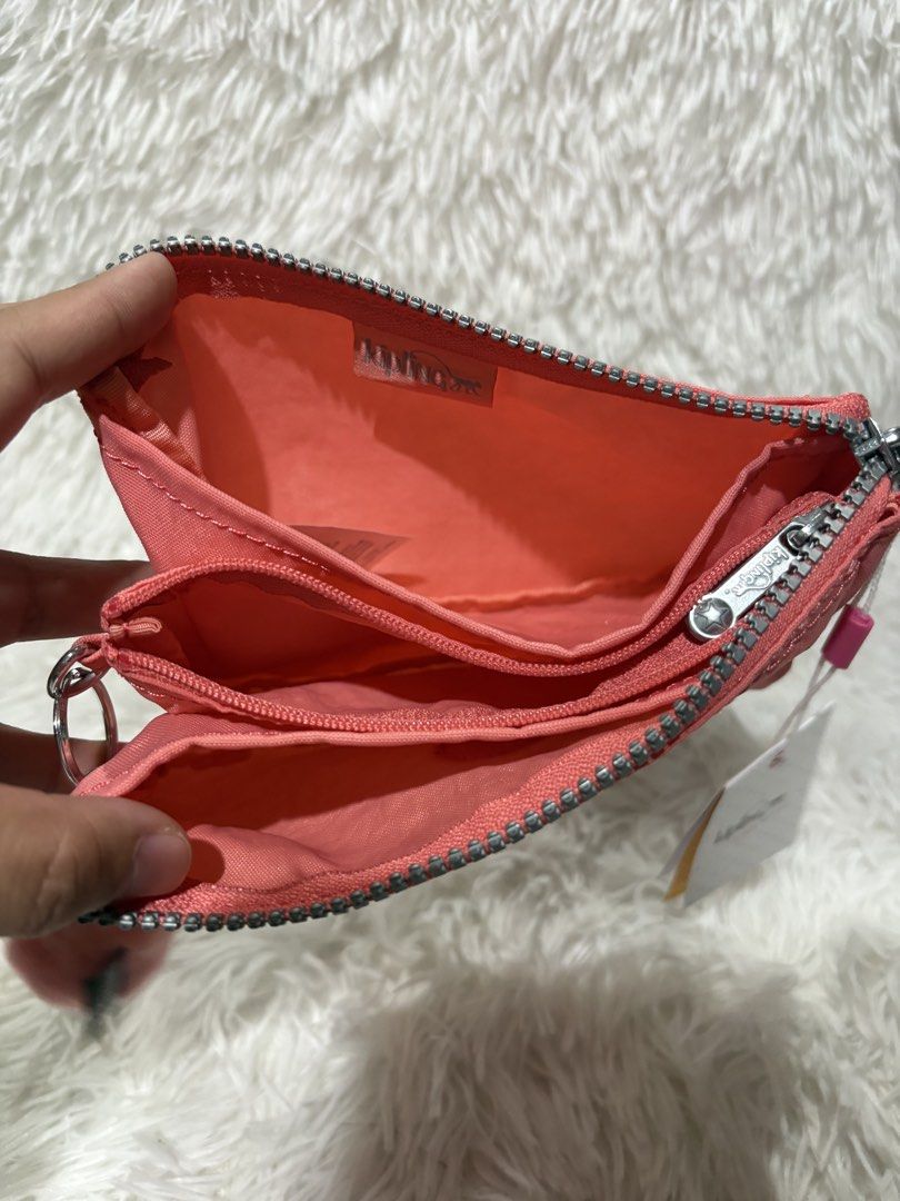 Kipling creativity pouch Large (Category: Purses & Pouches) located in Baguio. Submitted by rheaanne07 (Listing ID 1467515563, Image 2). Description: Brandnew orig Flaw: nagsstart ba magbakbak ung leather sa side.