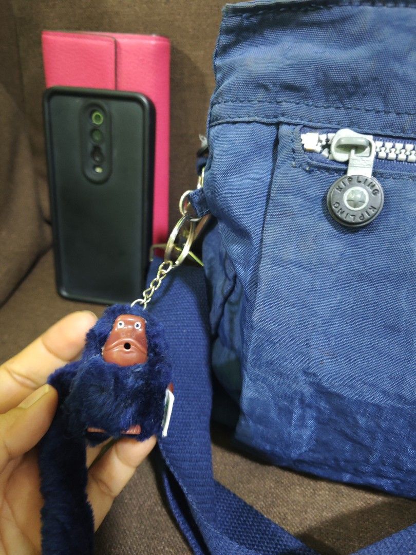 Kipling med shoulder/sling bag (Category: Cross-body Bags) located in Pili. Submitted by zaneombao03491 (Listing ID 1467381570, Image 3). Description: .