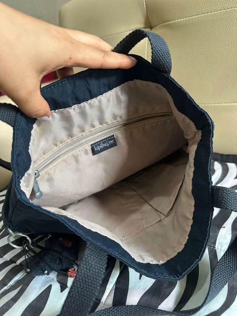 Kipling Tote Bag (Category: Tote Bags) located in Las Pinas. Submitted by wisedragon-84af (Listing ID 1467383963, Image 2). Description: .