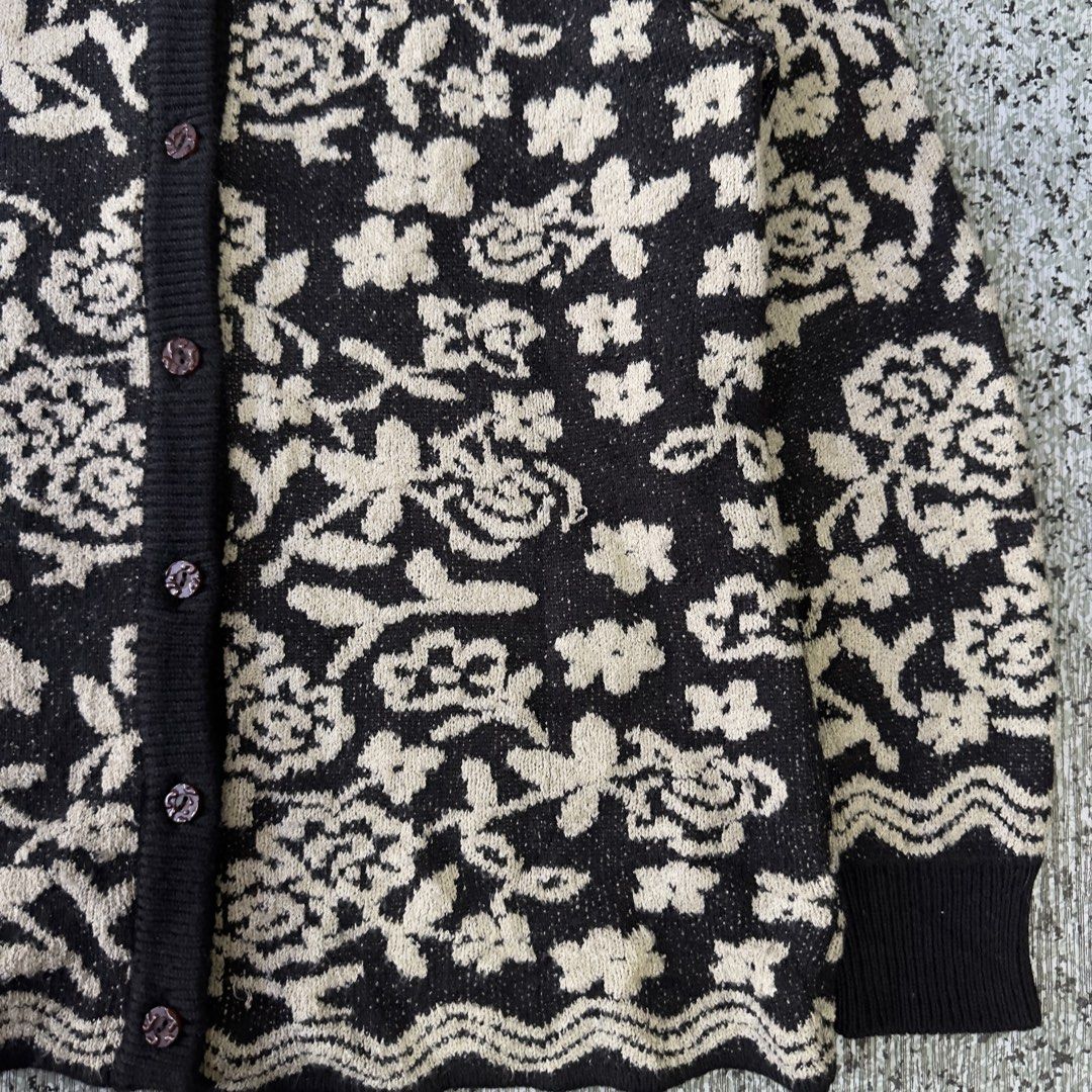 Knited Cardigan Sweater (Category: Coats, Jackets and Outerwear) located in Baguio. Submitted by secondoption.ph (Listing ID 1467397058, Image 3). Description: Size medium Length 25.5 Width 21.