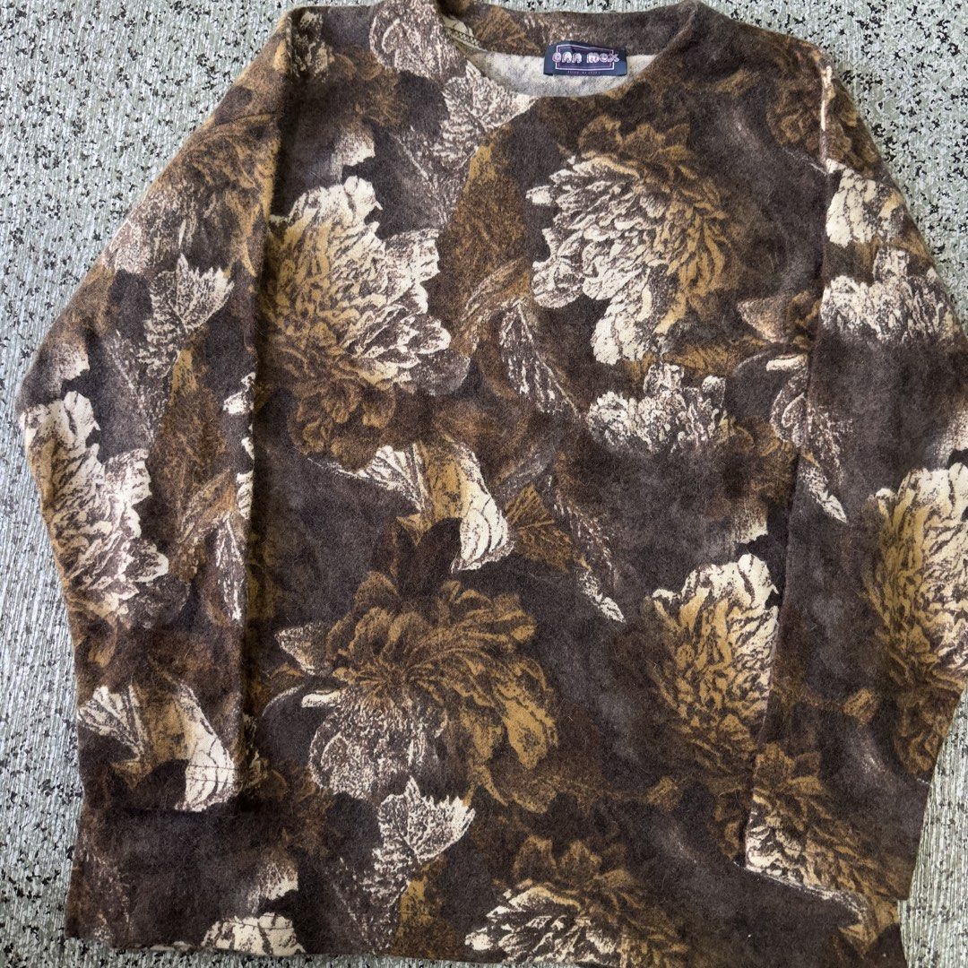 Knited Sweater (Category: Coats, Jackets and Outerwear) located in Baguio. Submitted by secondoption.ph (Listing ID 1467393914, Image 2). Description: Size medium Length 26 Width 22.